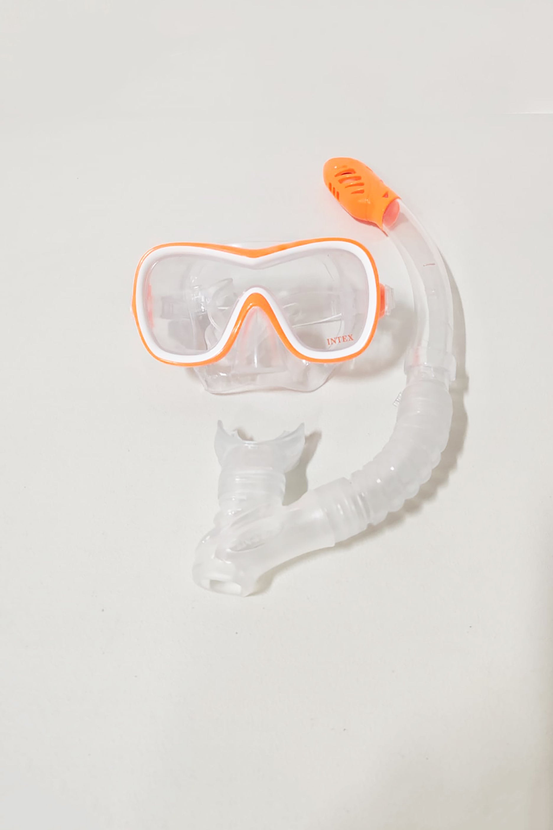 Snorkeling mask with snorkel