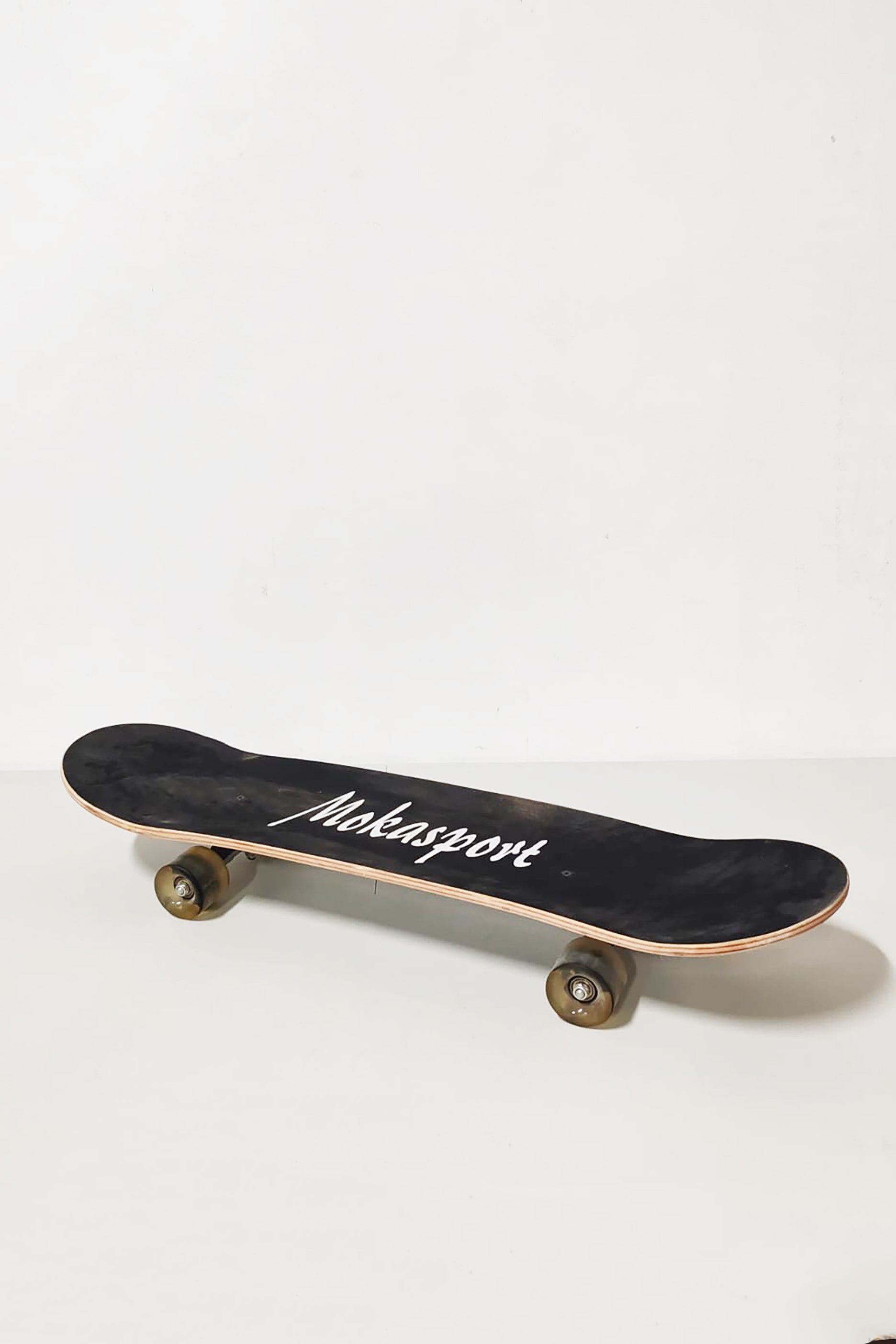 SKATEBOARD WITH BLUE AND BLACK DESIGN