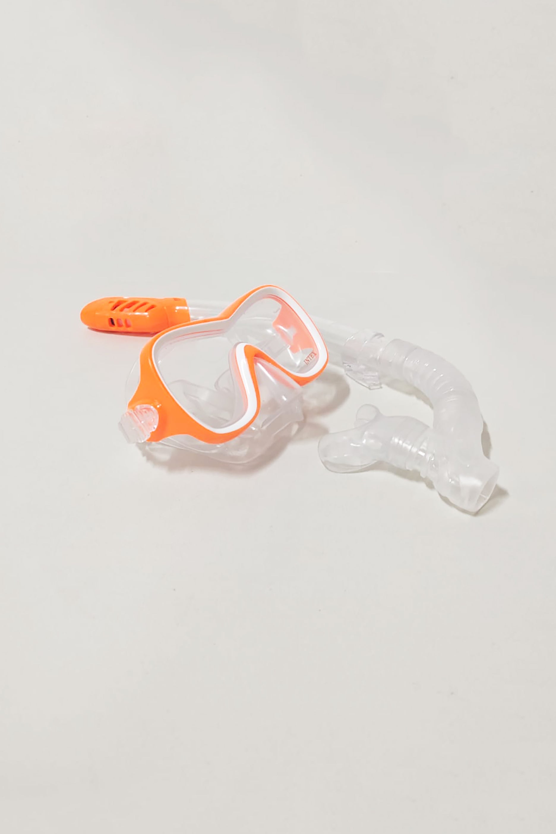 Snorkeling mask with snorkel
