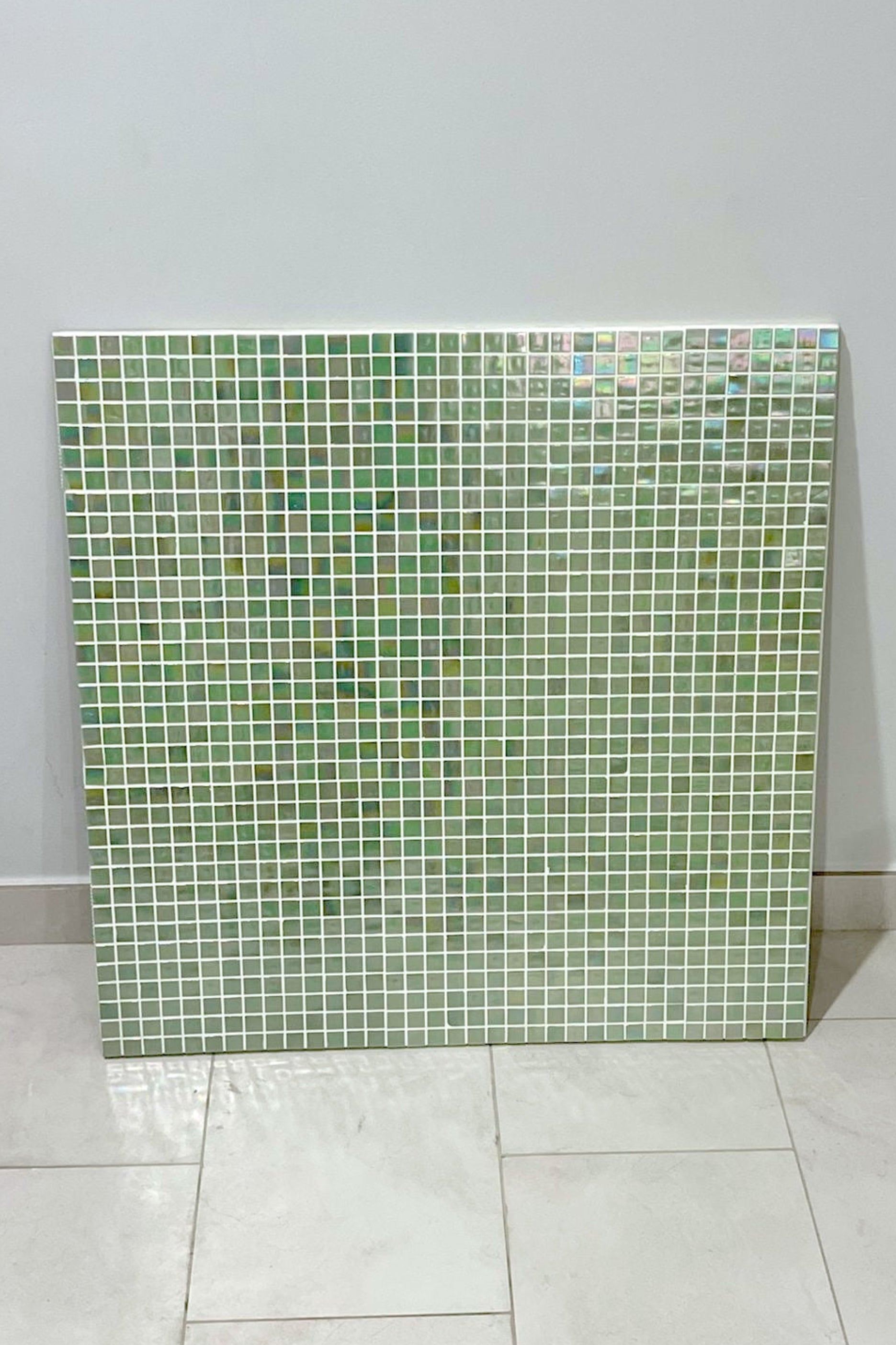 Green tiled backdrop (77cm)