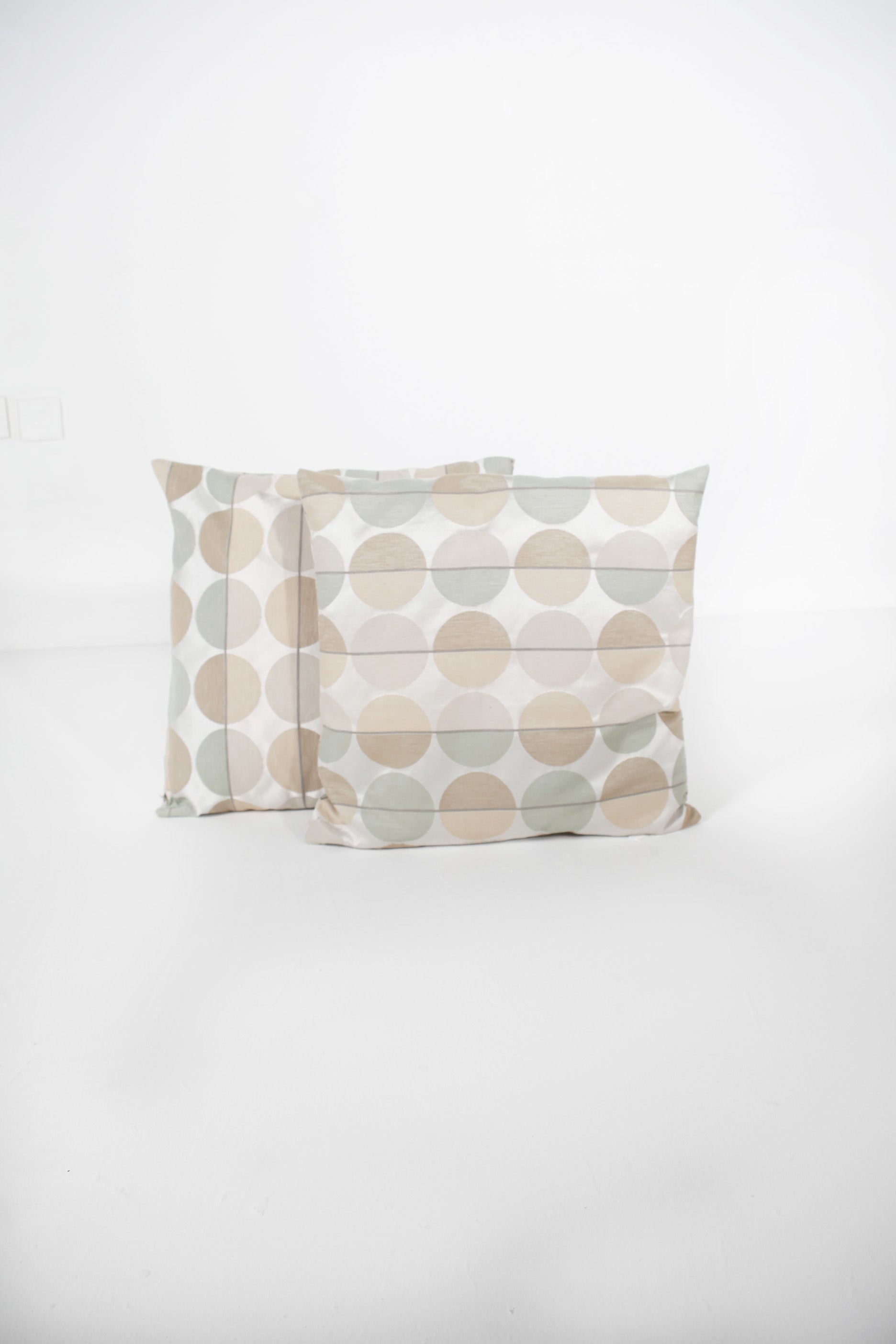 Set of 2 Circle Print Cushions (45x45cm)