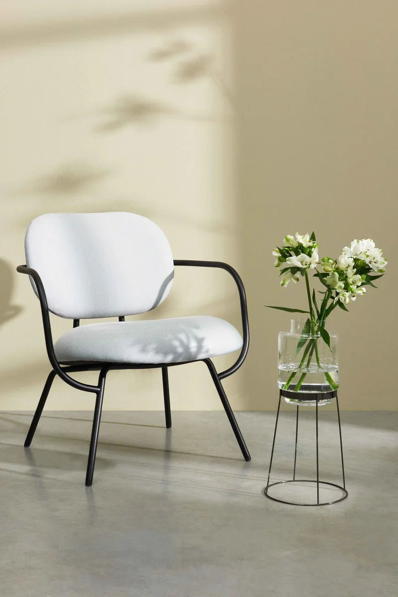 Lounge chair with armrest