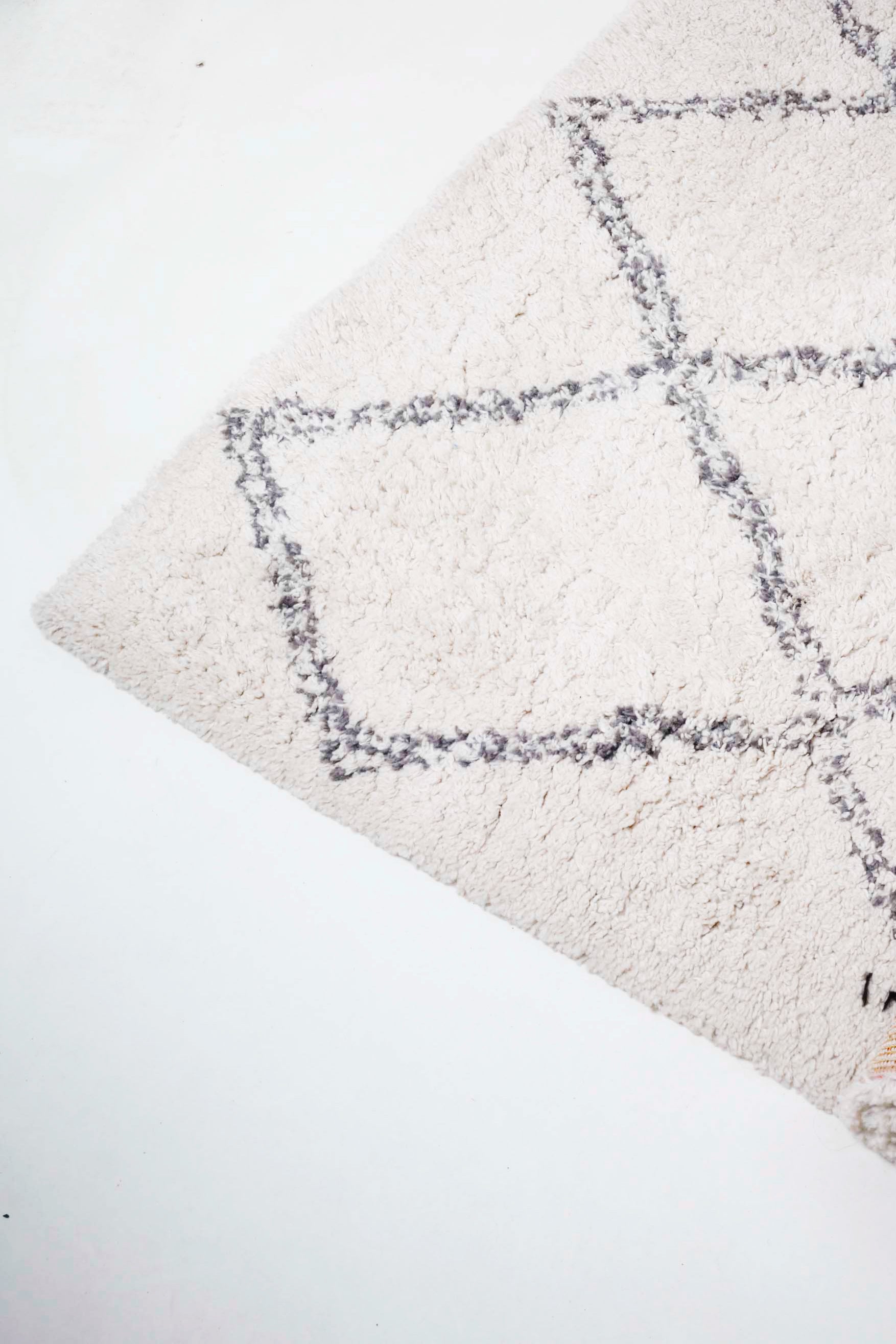 Off-White Diamond Shaggy Rug