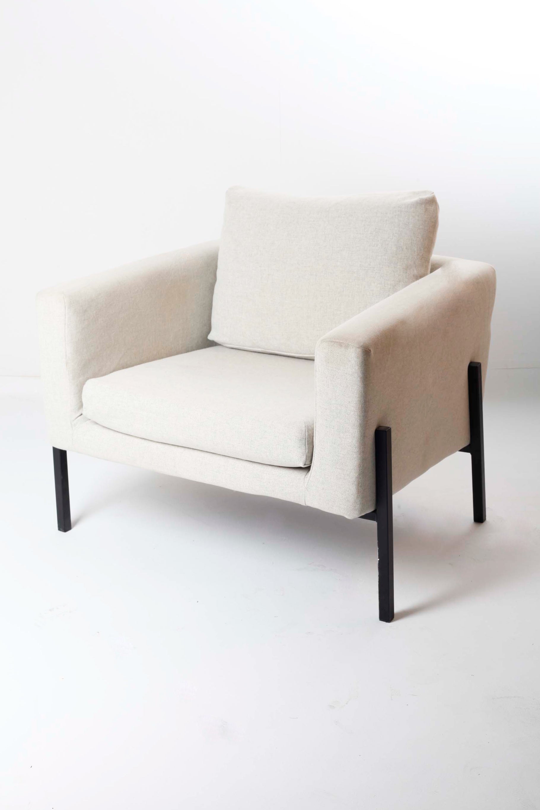 GREY MID-CENTURY STLE ARMCHAIR WITH BLACK LEGS