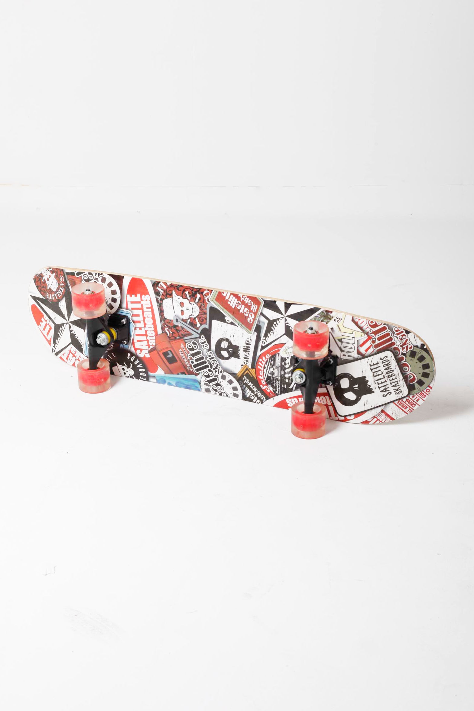 SKATEBOARD WITH SKULL DESIGN