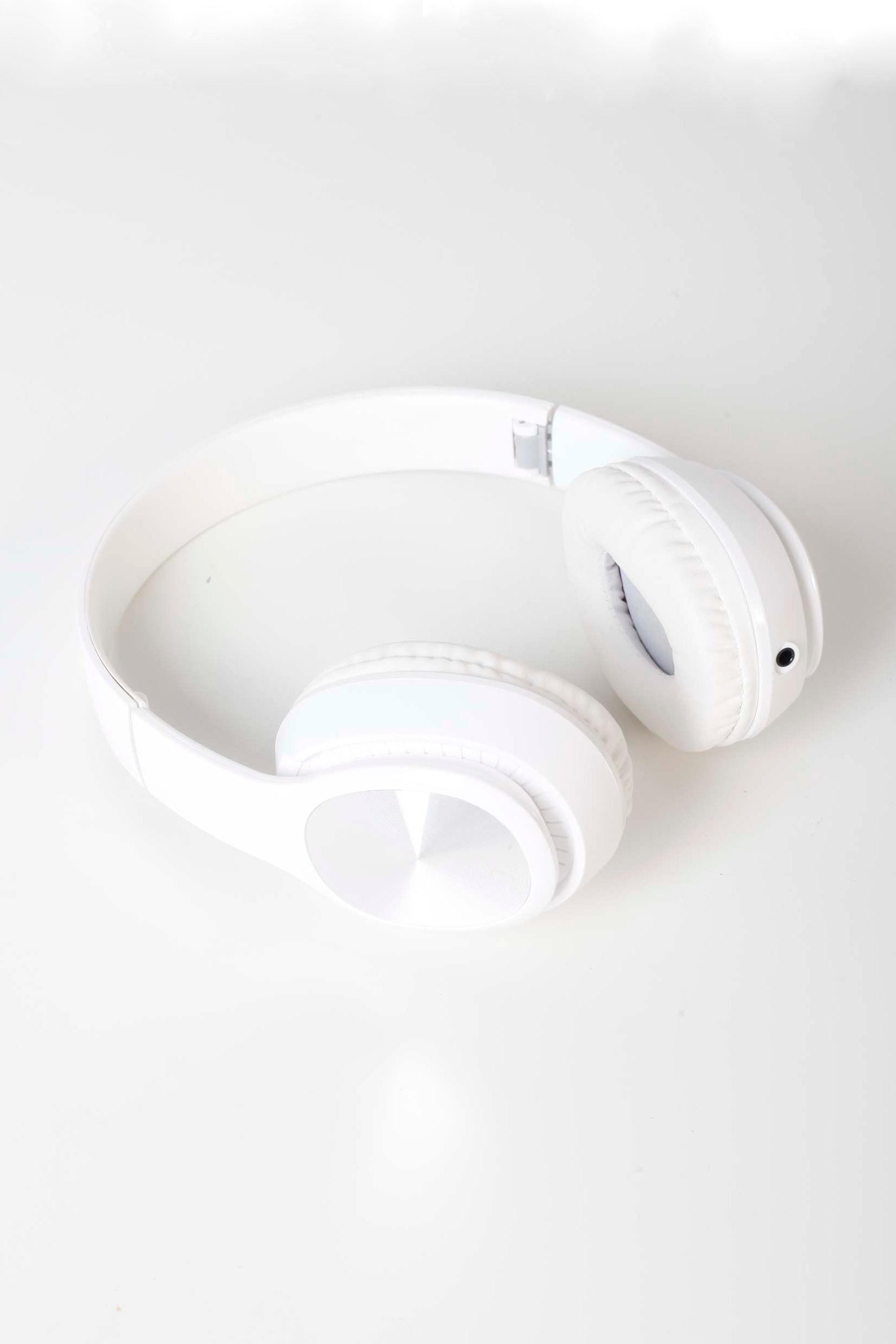 WHITE WIRELESS HEADPHONES
