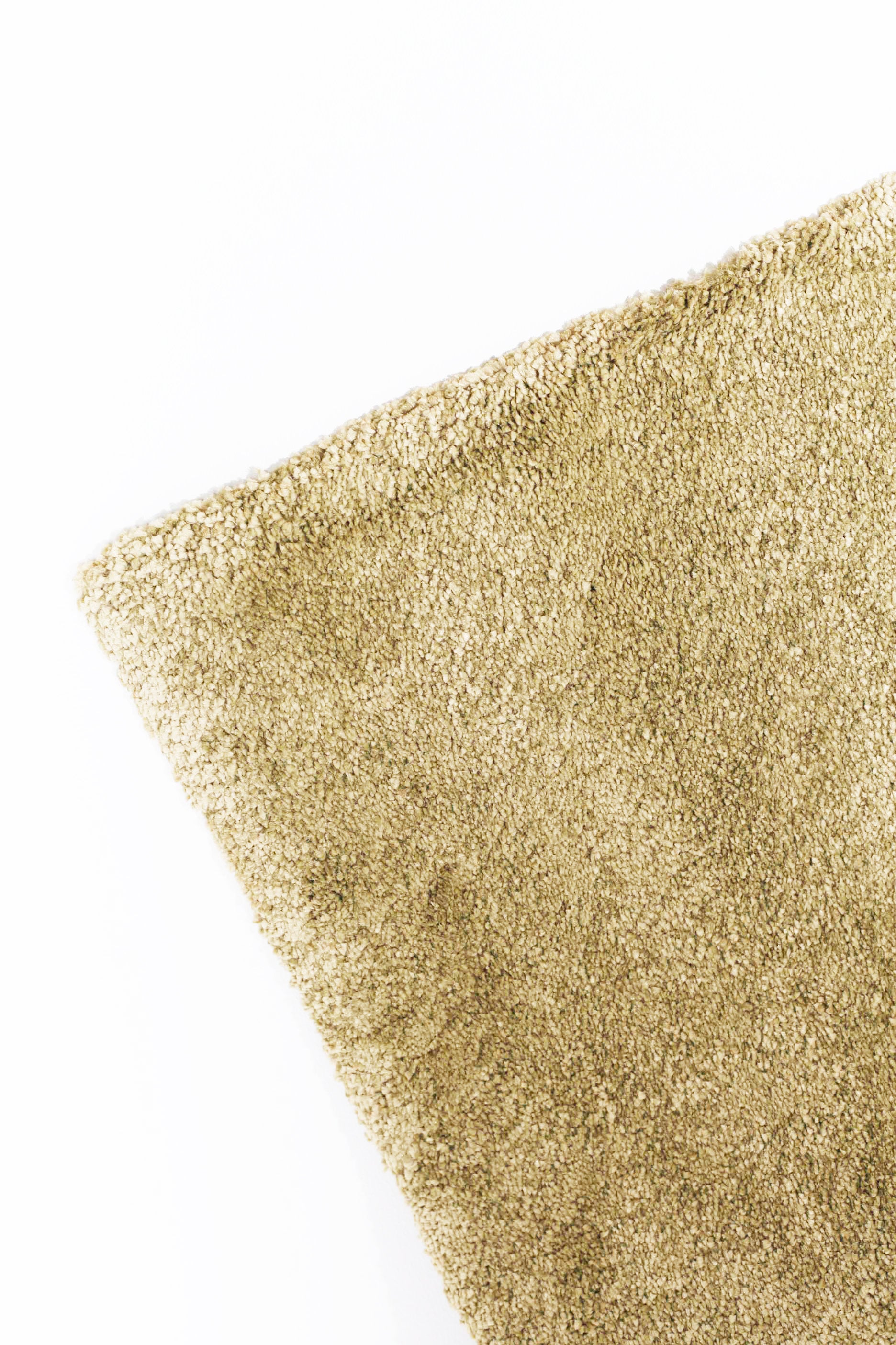 LOW-PILE KHAKI RUG