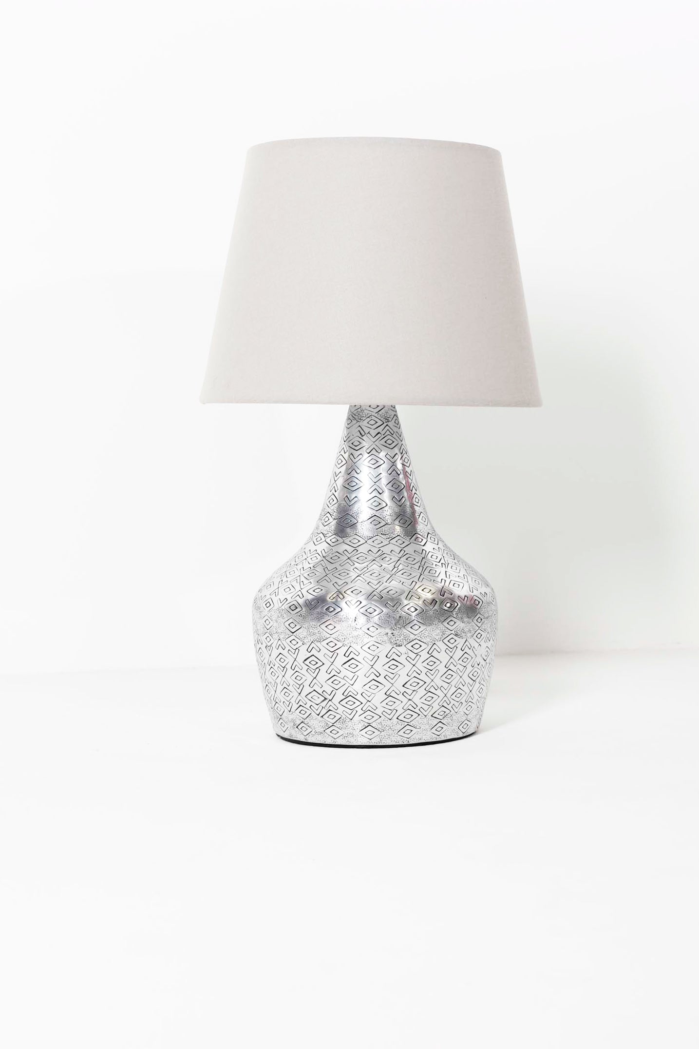 CHROME TABLE LAMP WITH EMBOSSED PATTERN AND BEIGE SHADE